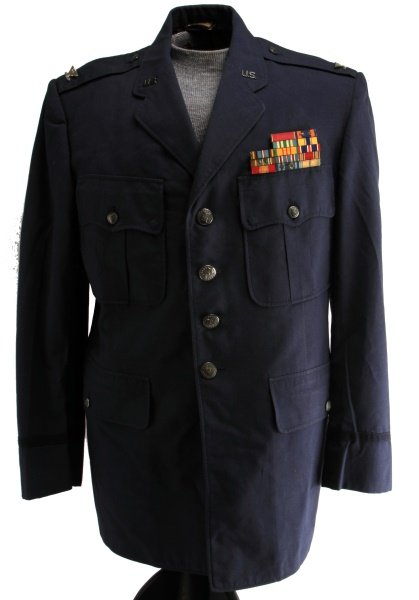 VINTAGE US AIR FORCE TUNIC WITH RIBBONS SIZE 43 R: US Airforce tunic with service bars, sterling eagles on the shoulder tabs, and complete set of buttons. The ribbon bar includes ribbons for: Legion of Merit, Air medal with oak leaves, Joint Service C
