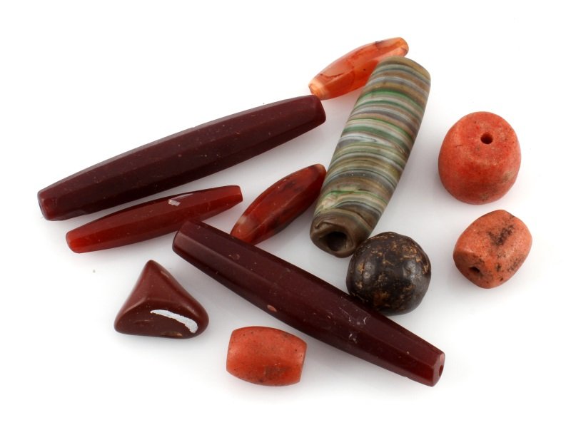 TRADE BEADS MS. DUG MOCK CARNELIAN SWIRL QUARTS: Includes an 88mm swirl Venetian, 30, 25 and 20mm quartz, 2 120mm and 1 65mm Mock Carnelian 2 50mm agate beads.
