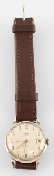 1960S SMITHS JEWELED WIRSTWATCH W/ DATE WINDOW: Smith's jeweled men's wristwatch. 33 mm case diameter and 42 mm lug to lug. Made in Great Britain. Includes a leather strap. In good running condition.