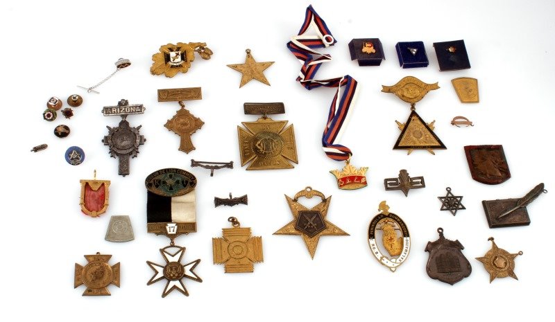 34 ANTIQUE MASONIC OR FRATERNAL SOCIETY BADGES: Late 19th to early 20th century Jewels, pins and badges including an Arizona.
