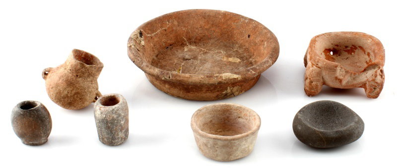 PRE COLUMBIAN BELEZE MAYA CERAMIC POTTERY LOT: A lot of 7 ceramic vessels found in the Lamina region of Belize in the 1950s. The largest bowl measures just under 8 inches in diameter and the smallest vessel stands2 inches tall. All are in good con