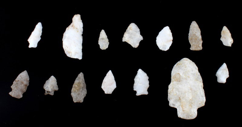 QUARTZ ARROWHEAD LOT LARGE SPEAR KNIFE & POINTS: Quartz arrowhead lot, Southeastern US. Includes one large spear (3.5 inch), one knife, and the rest are smaller points. From collector in Georgia.