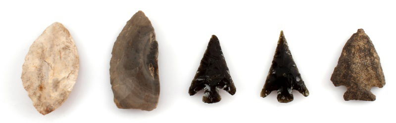 MIXED LOT OF ARROWHEAD POINTS BLADES OBSIDIAN: Mixed group of 5 arrowheads. Lot includes: 2 Obsidian Lost Lake types, one triangular expanded stem point, one blade, and one knife with submersion markings. Measure between 2 and 3 inches.