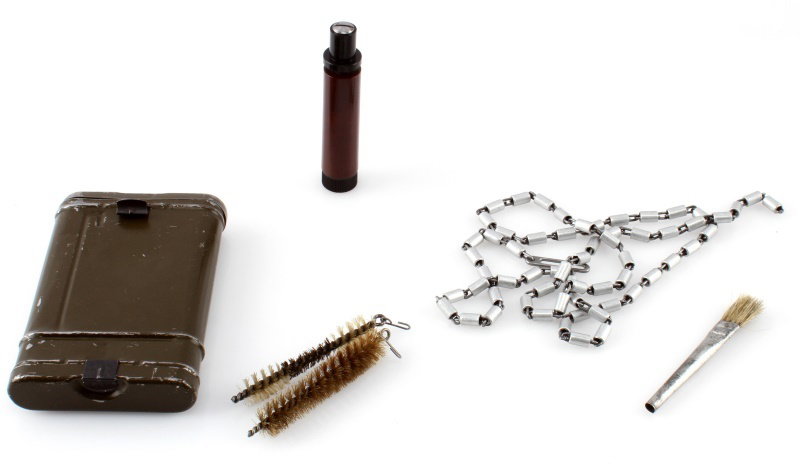 GERMAN WWII-ERA COMPLETE K98 MAUSER CLEANING KIT: Complete second World War era K98 Mauser cleaning kit in green metal case, complete with working clasp, cleaning cotton, and other accessories, item is in good condition and appears to be of age.
