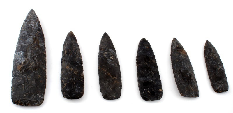 OHIO COSCHOCTON FLINT AGATE BASIN CACHE ARROWHEADS: Magnificent grouping of 5 Agate Basin Transitional Paleo blades, size ranges from 9 inches down to 5 inches. Attributed Richard Kiess who passed away in 1972 and T. Davis. A single Cache found in Dela