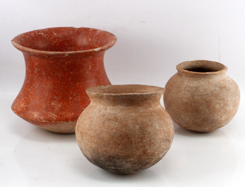 3 PRE COLUMBIAN MAYA BELIZE CLAY VESSEL POT LOT: One is plain polychrome the other two are plain utility, standing 6 to 8 inches, some chips around the rim. Recovered in the 1950's in the New River, Belize, Lamanai region, they are guaranteed authen