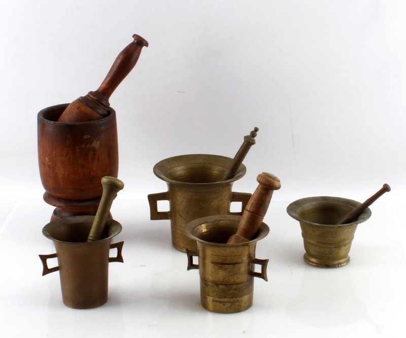 4 BRASS & 1 WOOD ANTIQUE MORTAR & PESTLE LOT: Considerable age on all of these, 19th and 20th century, size range from 3 to 7 inches in none are marked one brass mortar has wood pestle.