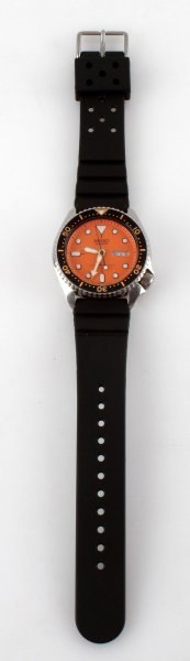SEIKO QUARTZ 7548-7000 ORANGE DIAL DIVER WATCH: Seiko 7548-7000 diver's watch with orange dial and original rubber strap. Watch case diameter is 42mm and strap width is 22 mm. Rateed to resist up to 150 meters in submersion. Has date and day functi