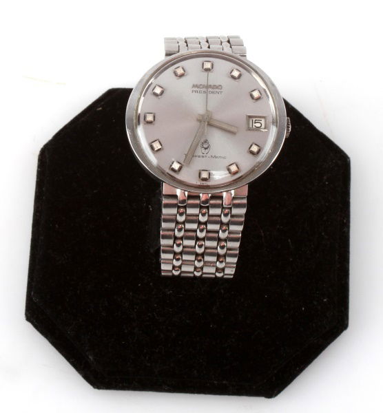 1960S MOVADO PRESIDENT AUTOMATIC DATE WRIST WATCH: A Movado President with Tempest Matic movement. 37mm case diameter (widthwise) and 19 mm strap width. Running well and in very good cosmetic condition. Includes original bracelet.