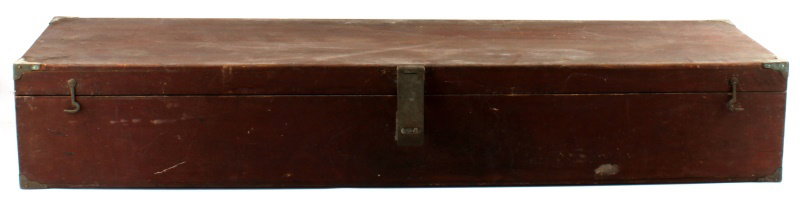 SPANISH AMERICAN WAR ERA WOODEN RIFLE CASE CHEST: A wooden rifle chest with slots for six rifles. Measures 46 by 12.25 by 7.5 inches. Fittedwith two carry handles and locking hardware. In very good condition with some wear on the exterior.