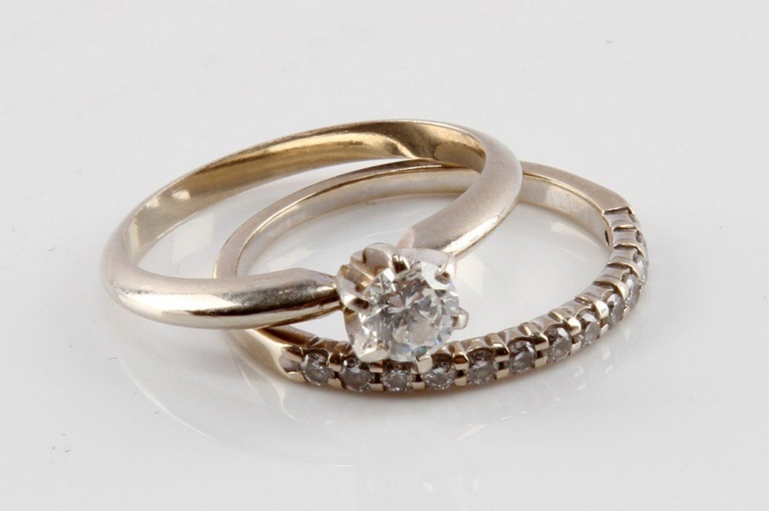 LADIES 14K WG DIAMOND WEDDING BAND SET: 2 piece wedding band set weighs approximately 3.6 grams. Solitaire ring includes 4mm stone. VVS2 clarity, G-I on the color scale. 2nd ring features 13 1.84mm stones. VS2 clarity, J-K on the color scal
