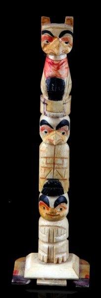 PACIFIC NORTHWEST INDIAN HAND CARVED BONE TOTEM PO: Hand made and colored unsigned, measures 160 mm.