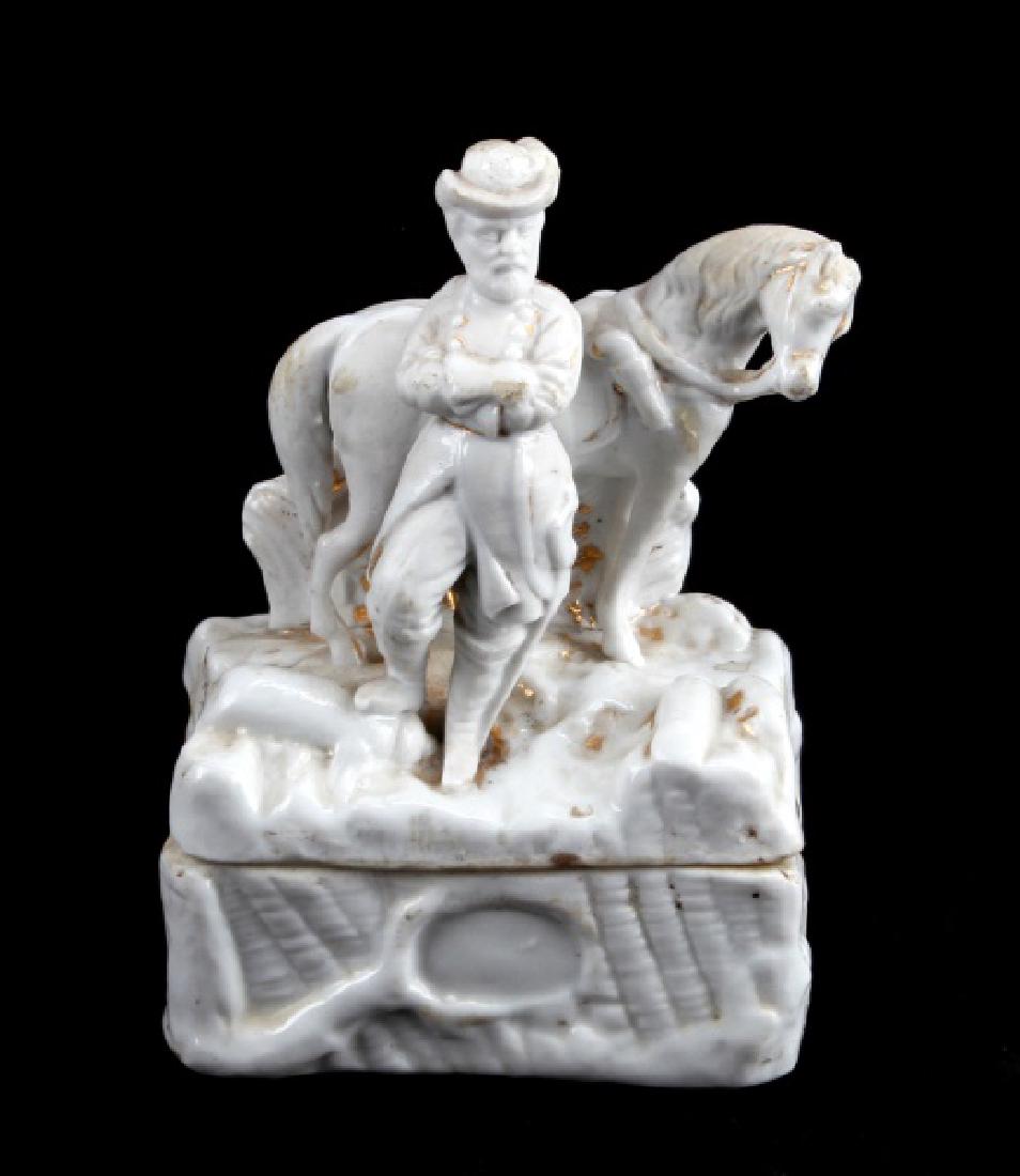 GENERAL LEE STAFFORDSHIRE LYNDHURST PLANTATION: A Staffordshire fairing trinket box with the figure of Confederate General Robert E. Lee leaning against his horse Traveler. The trinket box is from the Lyndhurst Plantation, Greenville, Florida. The 