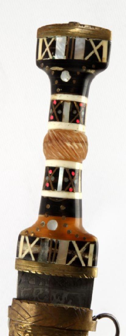 ANTIQUE ARABIC INDO PERSIAN JAMBIYA DAGGER: A distinctive Janbiya dagger of the type common in the Arabian Peninsula, Gulf States, and north Africa. The handle and scabbard together measure 28.5 cm (11-1/4 in) in gross length. The curved blade