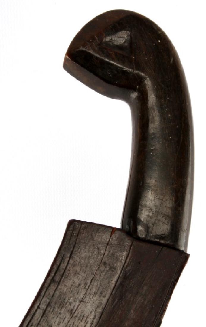 SOUTHERN PILLIPPINES VISAYAS TALIBON PARANG SWORD: A distinctive machete like blade from the islands of the southern Philippines with a convex cutting surface and a concave spine. Total length is 60.5 cm (23-3/4 in) with a 51 cm (20 in) blade. The han