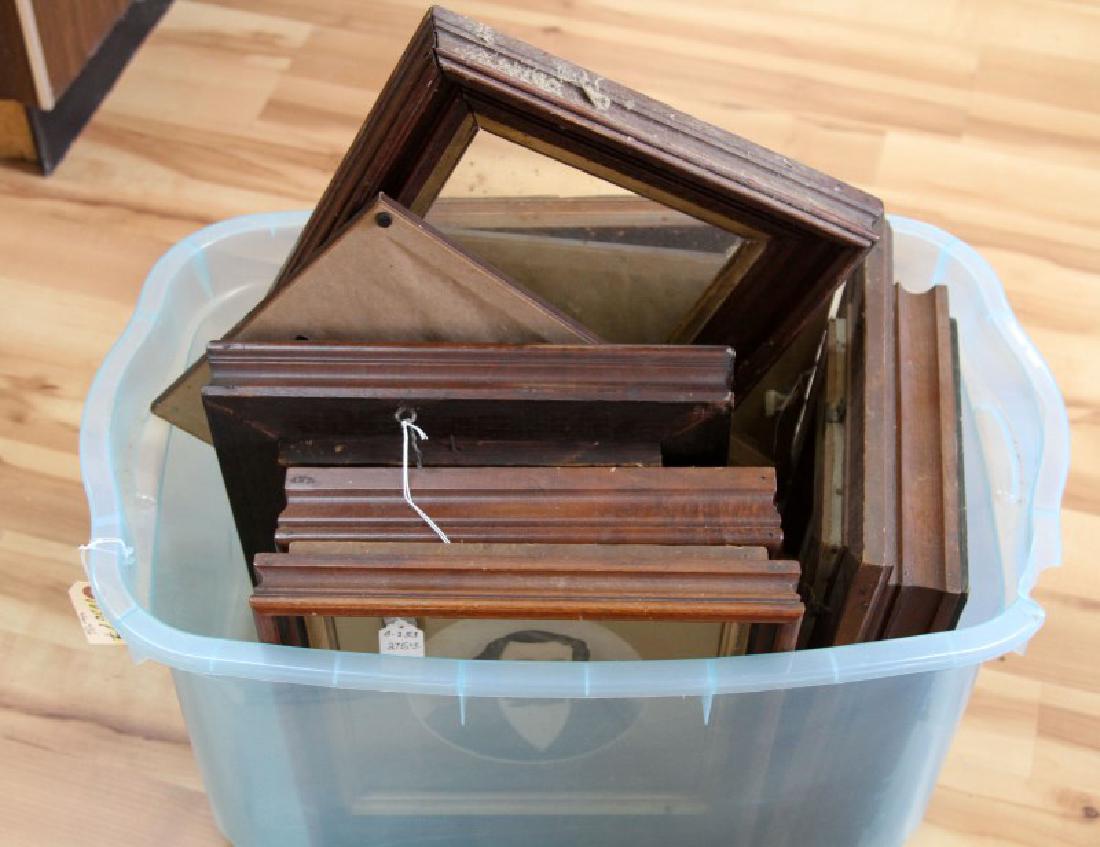 LOT OF 10 VINTAGE TO ANTIQUE WOODEN PHOTO FRAMES: Grouping of 10 vintage to antique wooden photo frames of various sizes, designs and ages all are wooden and can be hanged. out of the 10 frames 8 of them have very vintage portrait photos. Items in ov