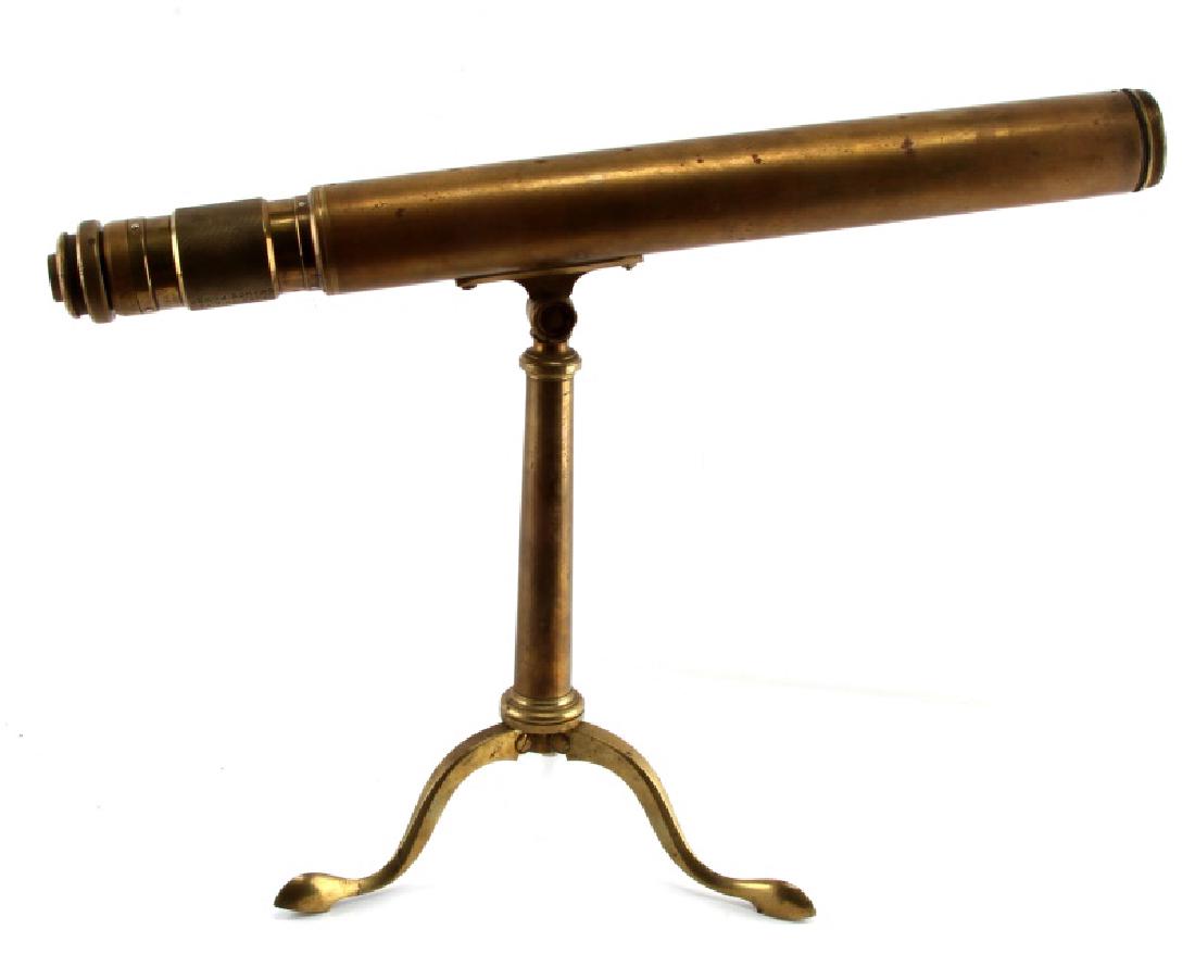 19TH CENTURY BRASS TELESCOPE ROSS LONDON: 26" telescope adjustable from 7 to 21. Mounted on short brass collapsible tripod. Missing front lens. Very good condition. Excellent piece of astronomic history.