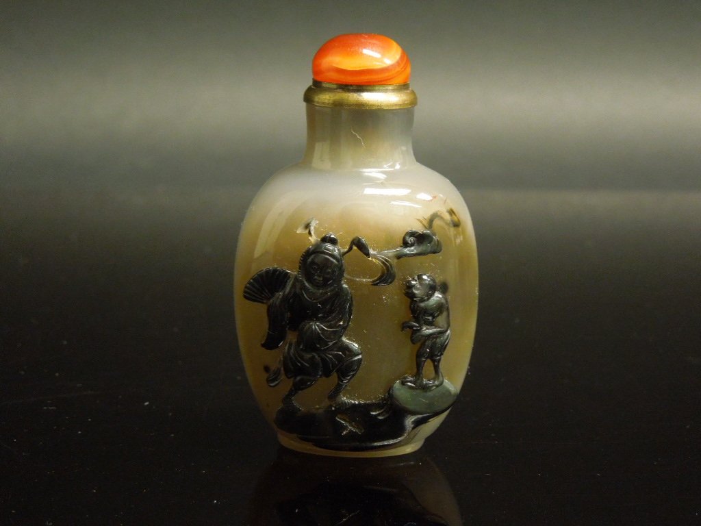 ANTIQUE CHINESE AGATE SNUFF BOTTLE (1 of 4)
