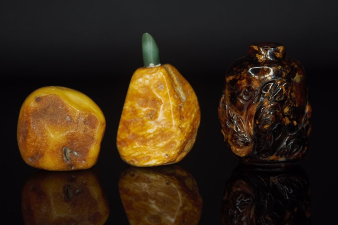 ANTIQUE CHINESE AMBER SNUFF BOTTLES (1 of 4)