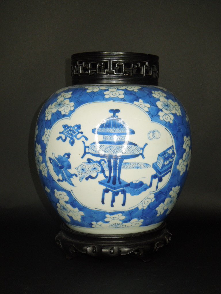 ANITQUE CHIENSE JAR (1 of 5)