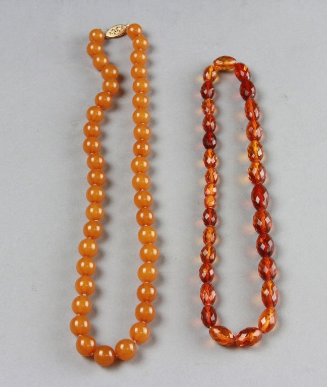 Two Chinese Amber Chain: weight: 231 grams, and 364 grmas. Length 20 inches, and 16 inches.