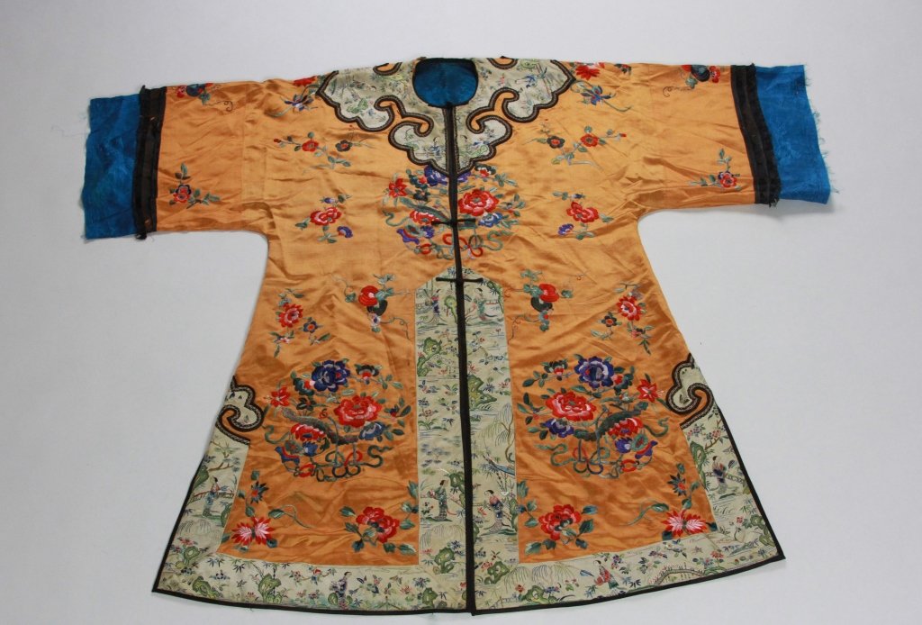 Chinese Qing Dynasty Female Blouse: Height: 40 inches, Width: 47 inches.