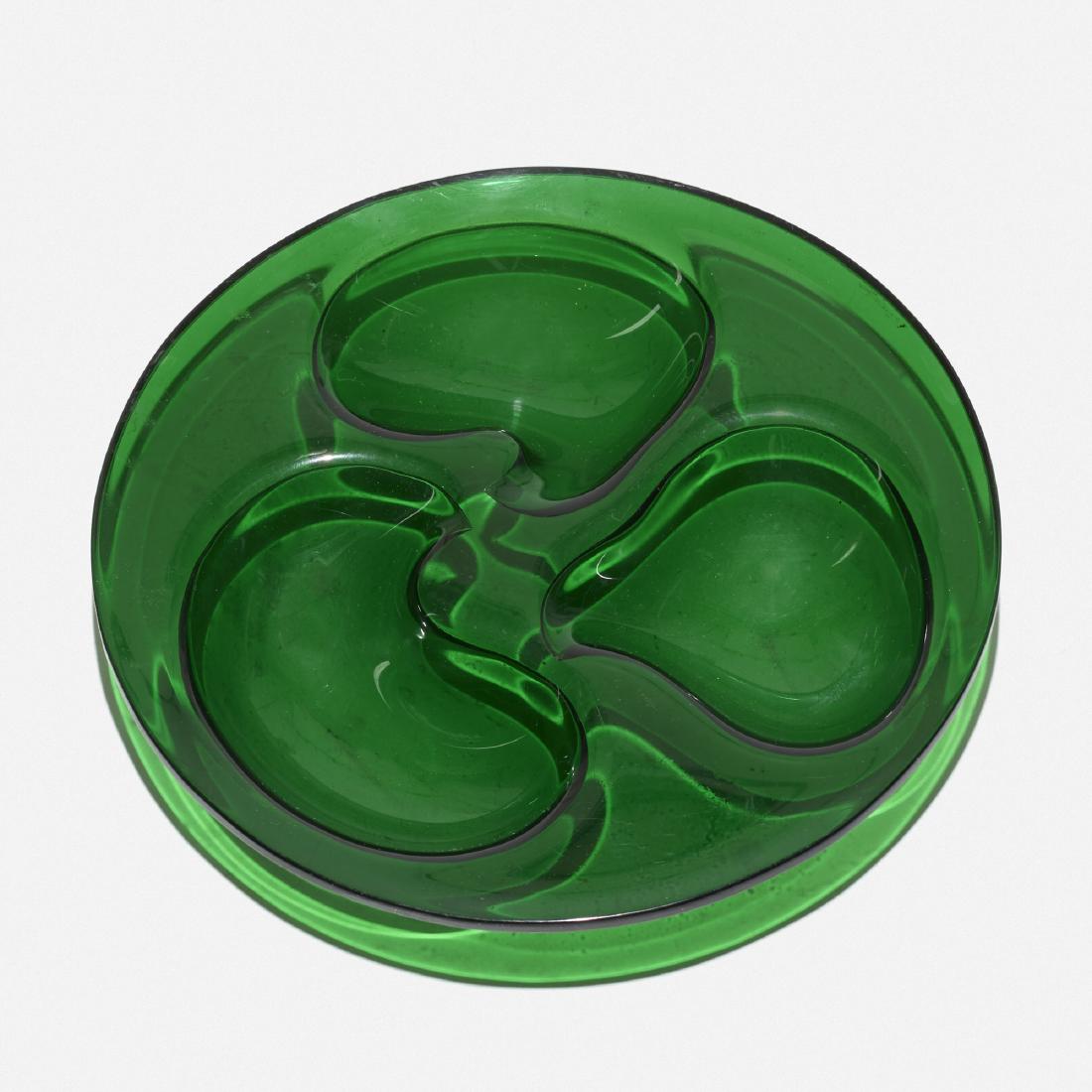 Eva Zeisel, Cloverware serving dish: Eva Zeisel Cloverware serving dish Clover PlasticsHungary / USA, 1947acrylic7.75 dia × 1.25 h in (20 × 3 cm) Provenance: Collection of Monroe L. Dinell | Thence