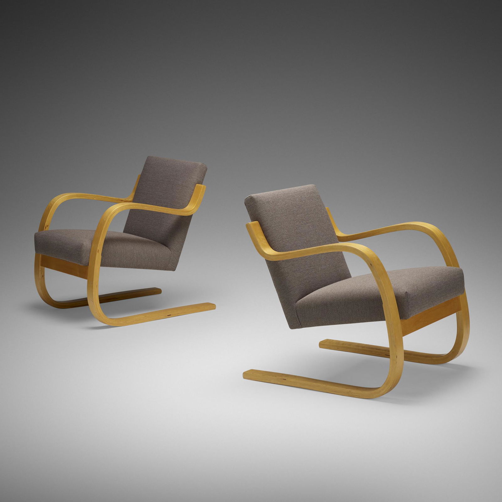 Alvar Aalto, Cantilevered armchairs model 34/402, pair (1 of 3)