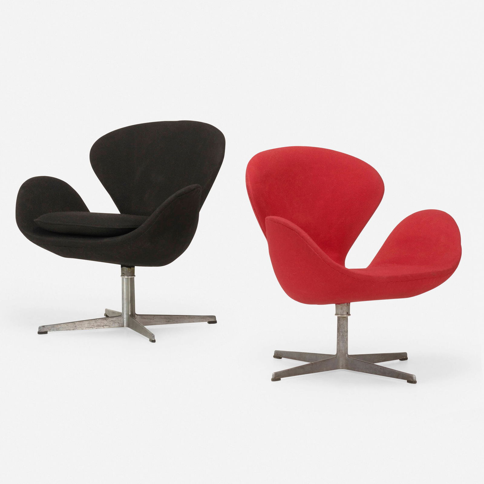 Arne Jacobsen, Swan chairs model 3320, set of two (1 of 4)