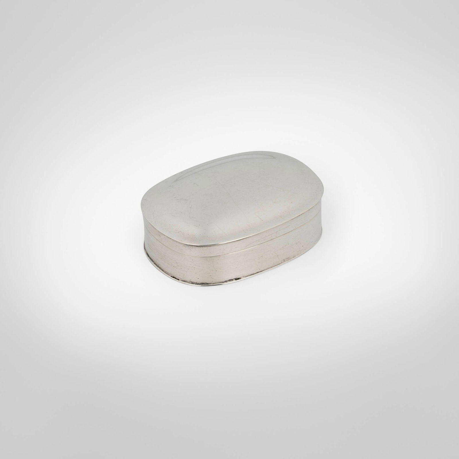 Arthur L. Hartwell for Arthur Stone, Pill box: Arthur L. Hartwell for Arthur Stone Pill box Gardner, USA, 1909-37sterling silver 0.75 h x 2.125 w x 1.5 d in (2 x 5 x 4 cm) Impressed mark to underside 'Sterling Stone H'. 1.279 ozt.