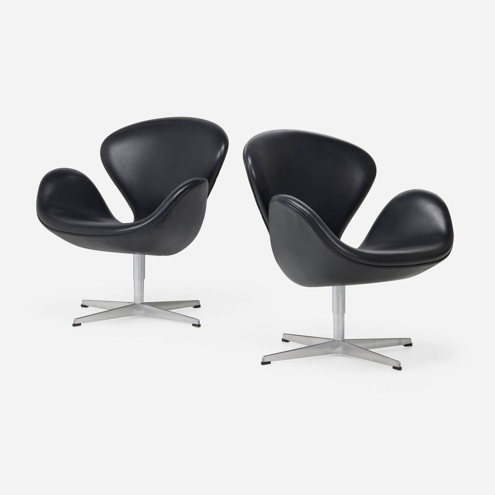 Arne Jacobsen, Swan chairs model 3320, pair (1 of 5)