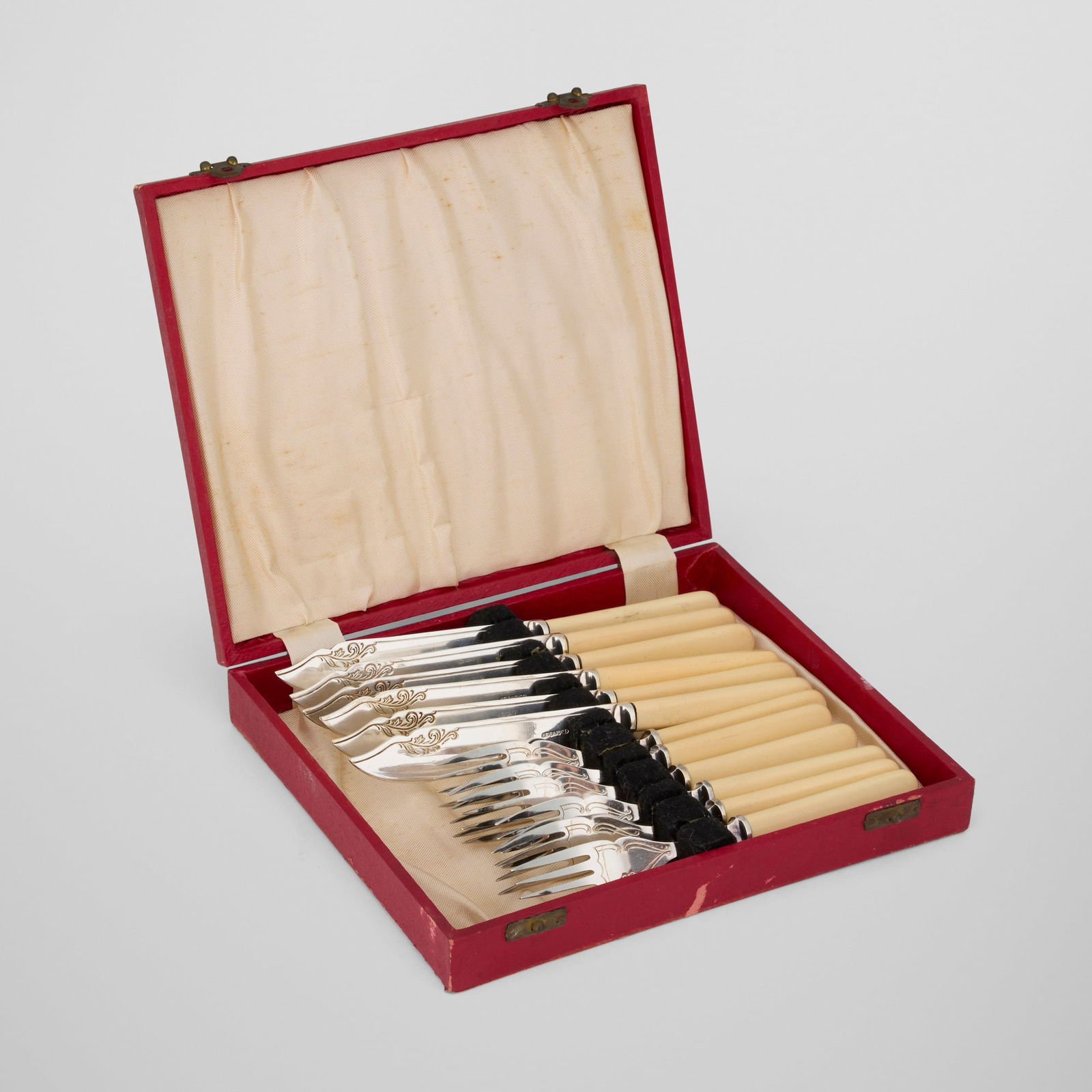 Roberts & Dore Ltd., Fish flatware set - 3