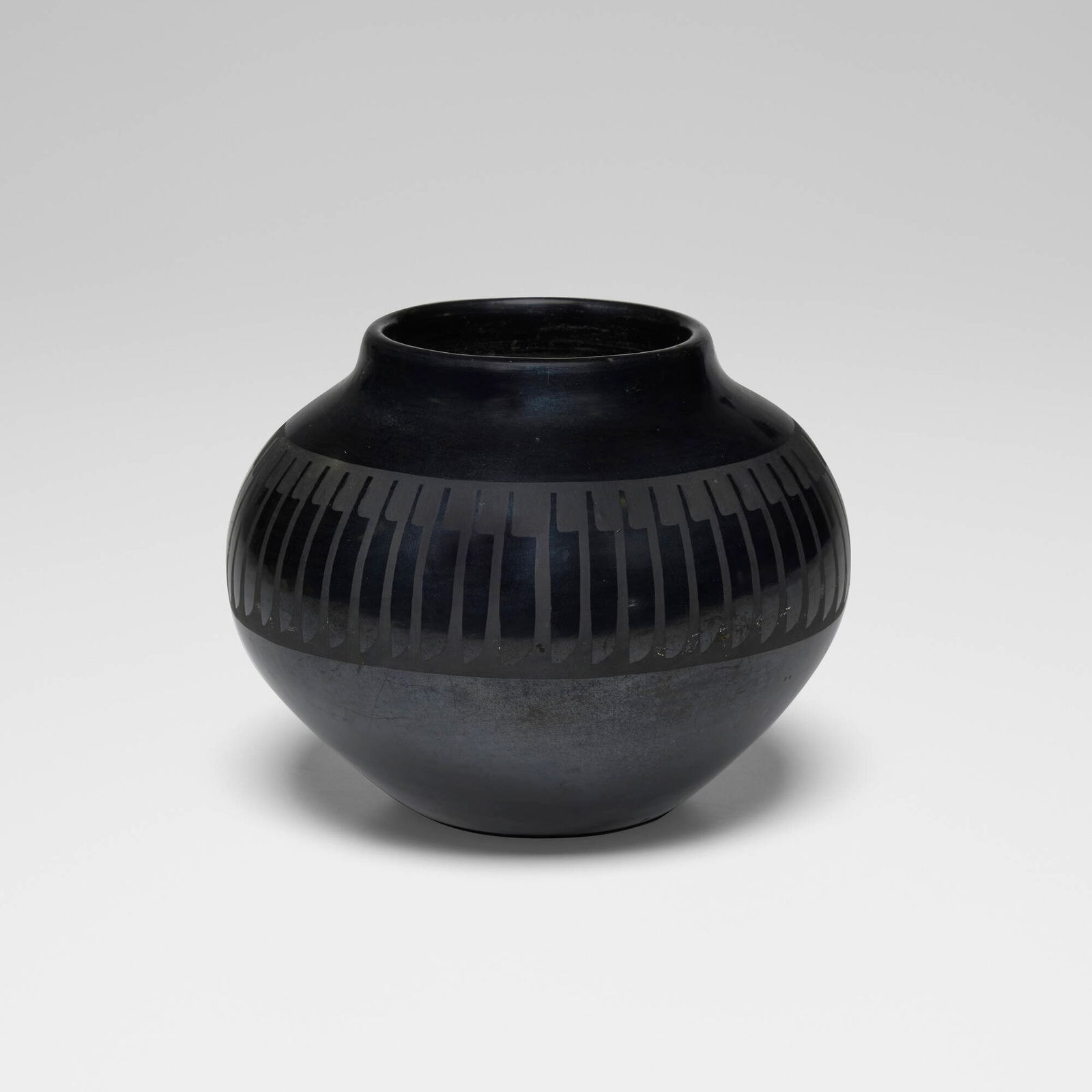Maria Montoya Martinez and Santana Martinez, Blackware vessel with feather design - 2