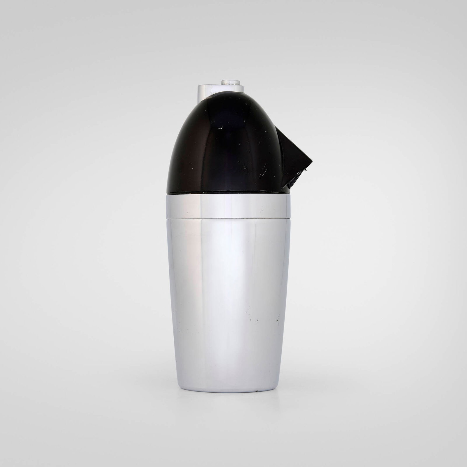 Norman Bel Geddes, Soda King syphon bottle: Norman Bel Geddes Soda King syphon bottle Walter Kidde Sales Company Inc.USA, 1935chrome-plated brass, enameled aluminum 9.75 h x 4.5 w x 3.75 d in (25 x 11 x 10 cm) Impressed manufactur