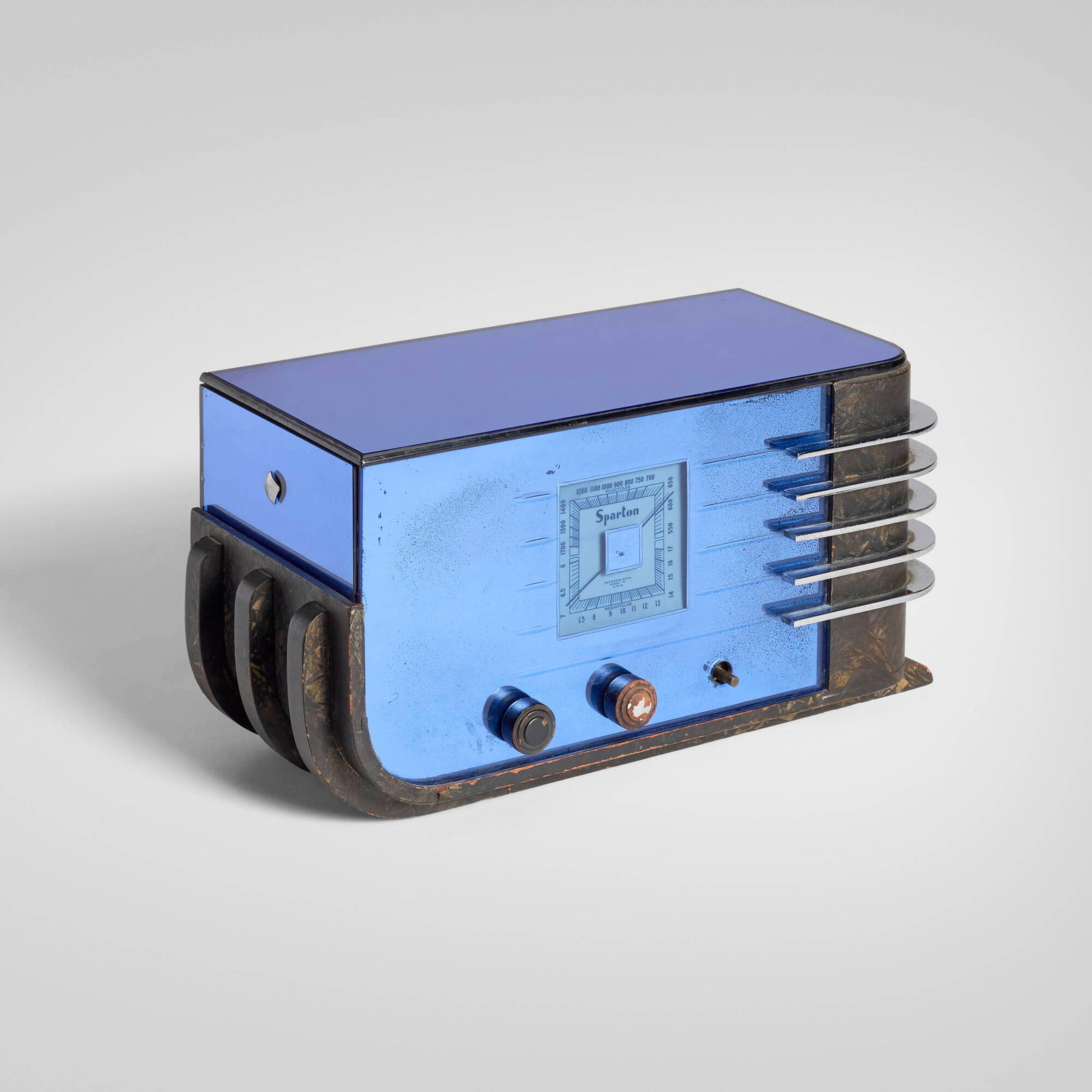 Walter Dorwin Teague, Sparton radio, model 557 (1 of 4)