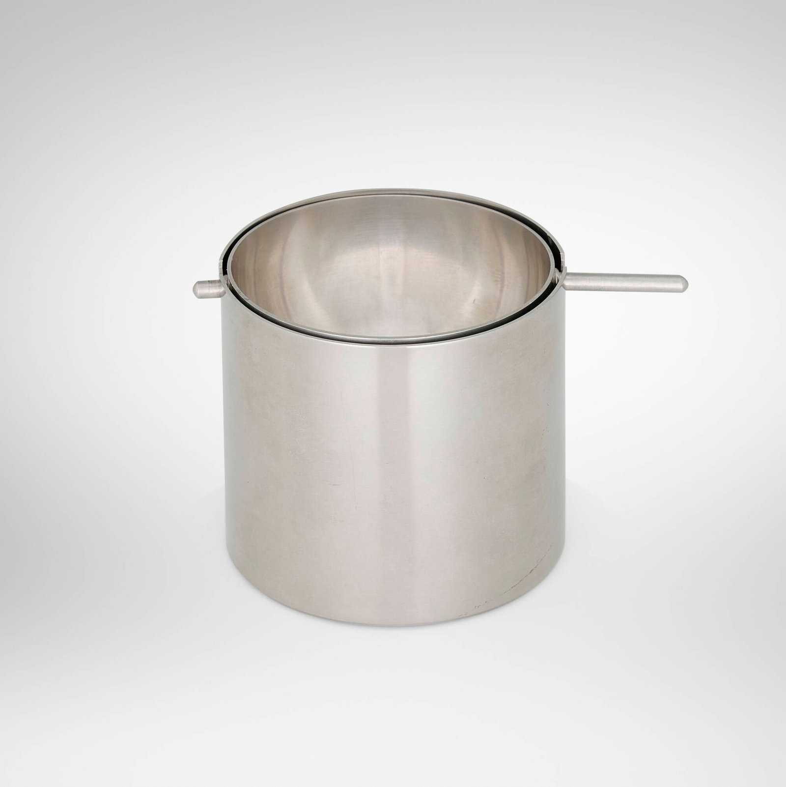 Arne Jacobsen, Cylinda revolving ashtray (1 of 3)