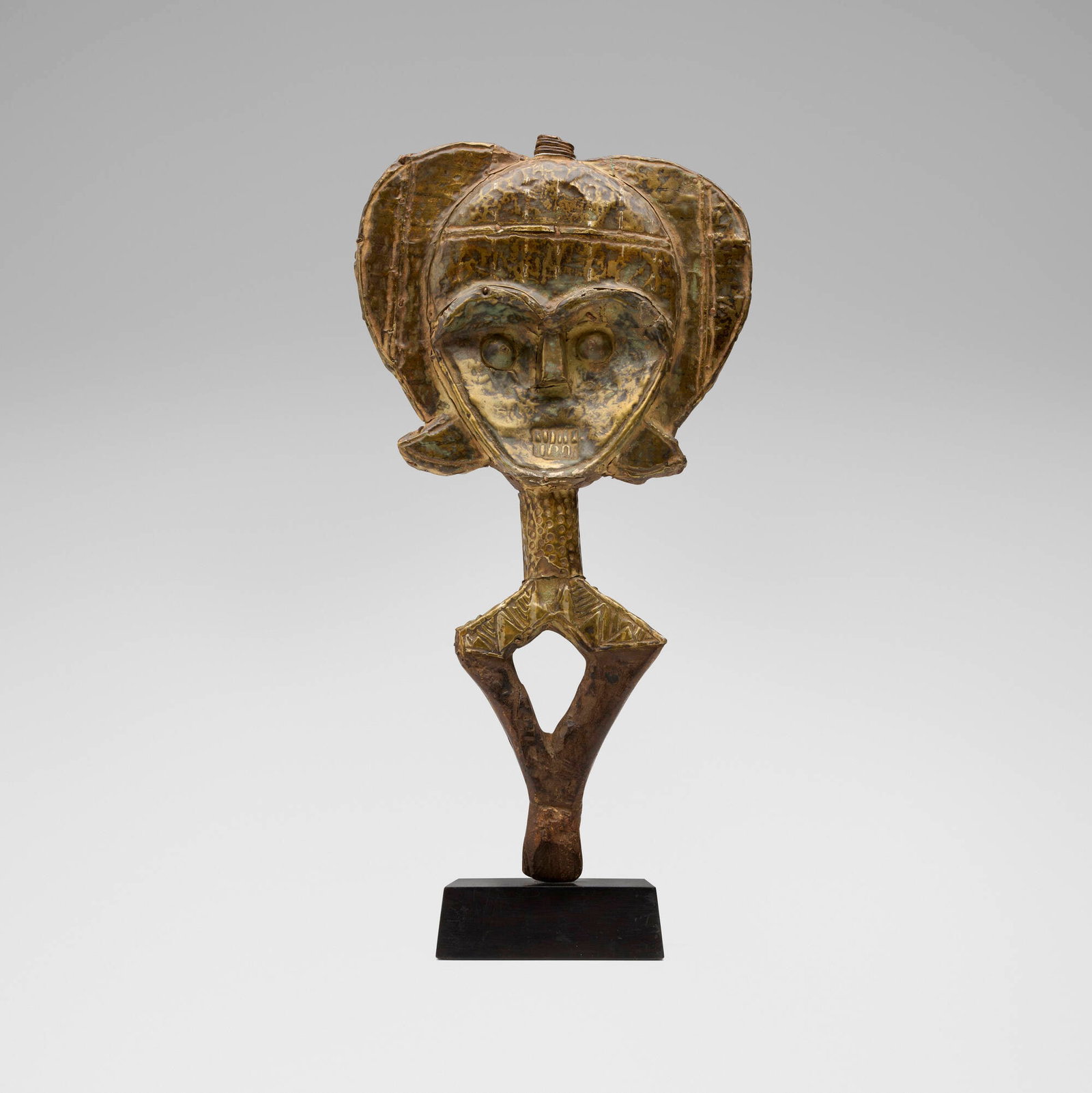 Kota, Mbulu Ngulu reliquary guardian figure: Kota Mbulu Ngulu reliquary guardian figure Gabon, 20th century hammered brass over carved wood 20.5 h x 11 w x 1.5 d in (52 x 28 x 4 cm) Provenance: Private Collection, Columbus, OH This work will