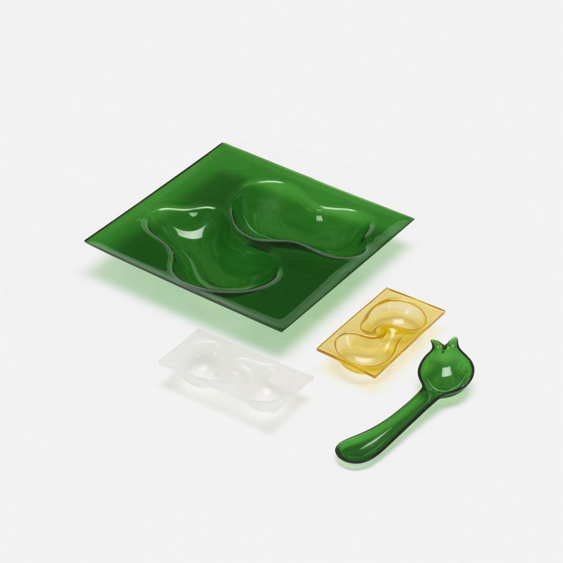 Eva Zeisel, Cloverware serving set: Eva Zeisel Cloverware serving set Clover Box CompanyHungary / USA, 1947acrylic plastic14 w x 14 d x 2.25 h in (36 x 36 x 6 cm) Set includes one large serving dish, two small dishes and one