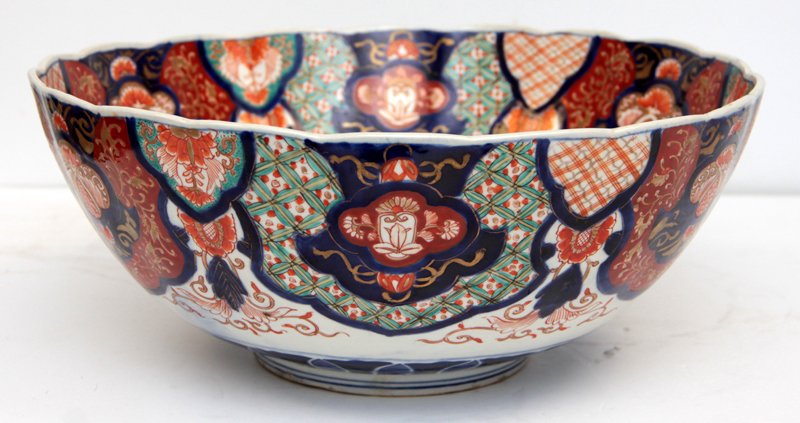 ANTIQUE IMARI HAND PAINTED BOWL: Antique Imari hand painted center bowl. 5 3/4" h x 14 1/2" diameter.
