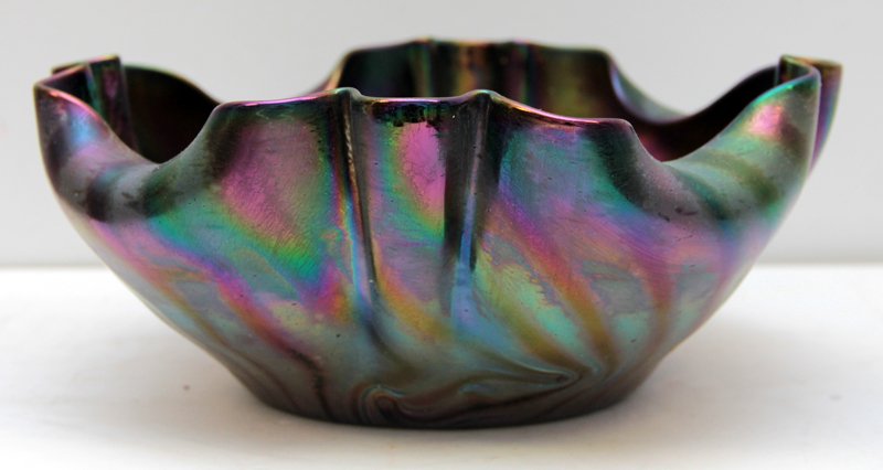 LOETZ STYLE IRIDESCENT GLASS BOWL: Luetz style iridescent scalloped edge bowl measures approx 9 3/8" diameter x 4" height.
