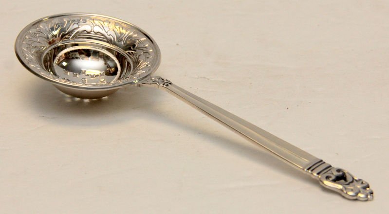 INTERNATIONAL ROYAL DANISH STERLING TEA STRAINER (1 of 2)