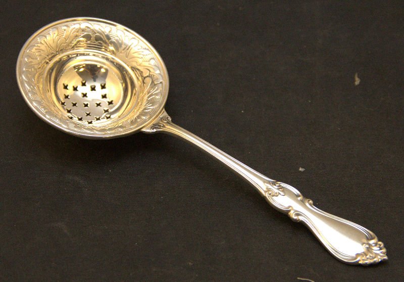 Towle "Queen Elizabeth 1" Sterling Silver Tea Strainer (1 of 2)