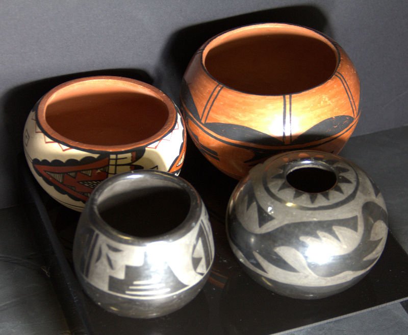 LOT OF 4 PUEBLO INDIAN POTTERY VASES MINNIE VIGIL & (1 of 5)