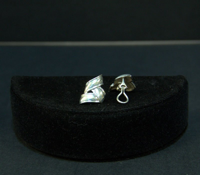 Vintage Tiffany & Co Sterling Silver Zig Zag Clip On: Vintage Tiffany & Co Sterling silver zig zag clip on earrings. Measure approx 3/4"