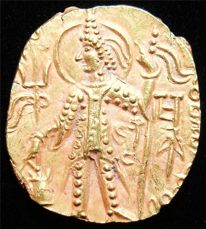 Ancients: INDIA. Kushan Empire. Vasudeva II (ca. AD: Ancients: INDIA. Kushan Empire. Vasudeva II (ca. AD 290-310). AV dinar (7.84 gm., 21 x 18 mm). Vasudeva standing facing, head left, sacrificing over altar and holding standard; filleted trident to lef