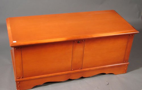 Lane Cedar Chest with maple exterior and cedar in: Lane Cedar Chest with maple exterior and cedar interior. Colonial style. Few light blemishes and abrasions. 19"h x 3'8"l x 19"d.