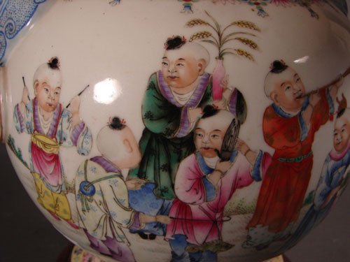 Oriental vase form table lamp with scenic figural - 4