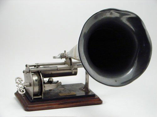 Columbia Graphophone Antique Cylinder Record Play: Columbia Graphophone Antique Cylinder Record Player with dented aluminum horn in oak case. in working condition. 6"h x 9"w x 6"d horn: 13 1/2" x 7"diam.