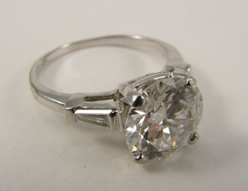 2.7ct Diamond Solitaire Ring. Mounted in 18k whit - 2
