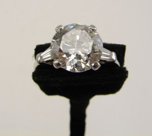 2.7ct Diamond Solitaire Ring. Mounted in 18k whit - 6
